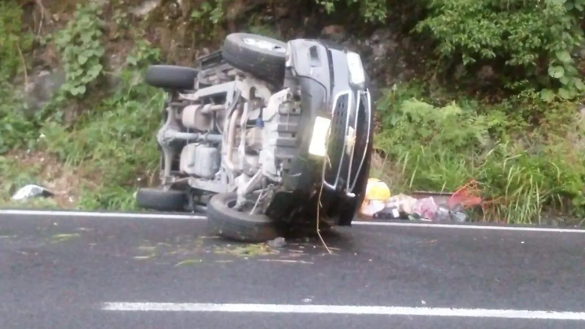 Volcadura de una camioneta en el Cañón de Lobos (1)